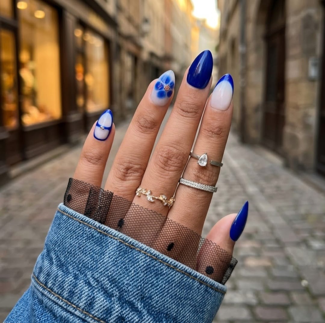 image Press-On Nails "Blue Milky Blossom" – Forme Amande XS Tany Mena